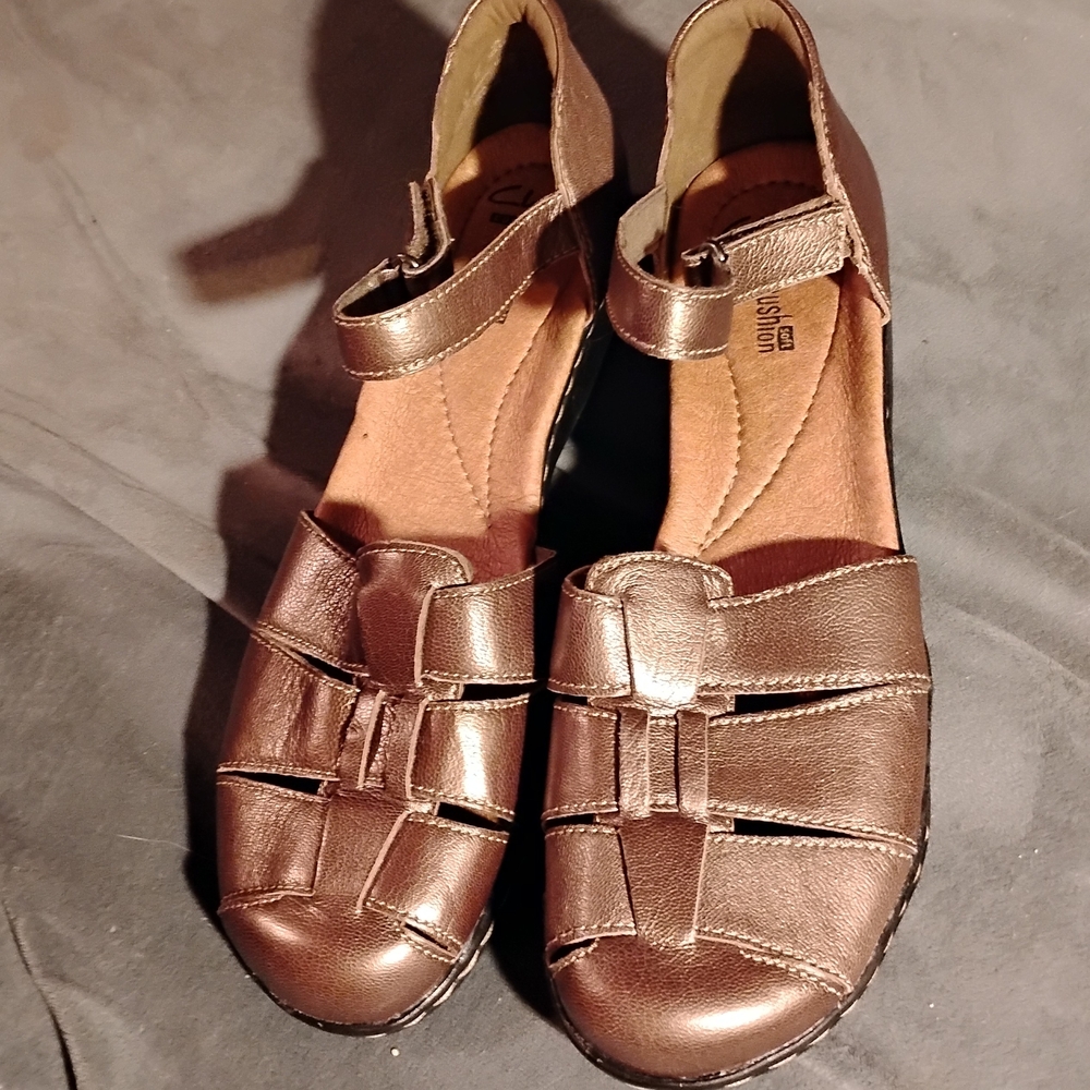 CLARKS Metallic Bronze 9.5N Sandals